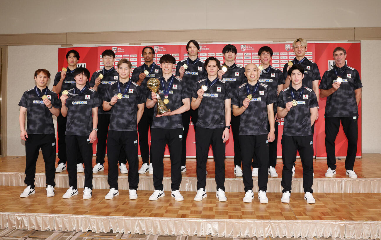 写真に納まるバレーボール男子日本代表、前列左から山本智大、小川智大、西田有志、石川祐希、高橋藍、深津英臣、河東祐大、後列左から宮浦健人、西本圭吾、エバデダン・ラリー、山内晶大、大塚達宣、富田将馬、小野寺太志、ロラン・ティリ監督（撮影・鈴木正人）