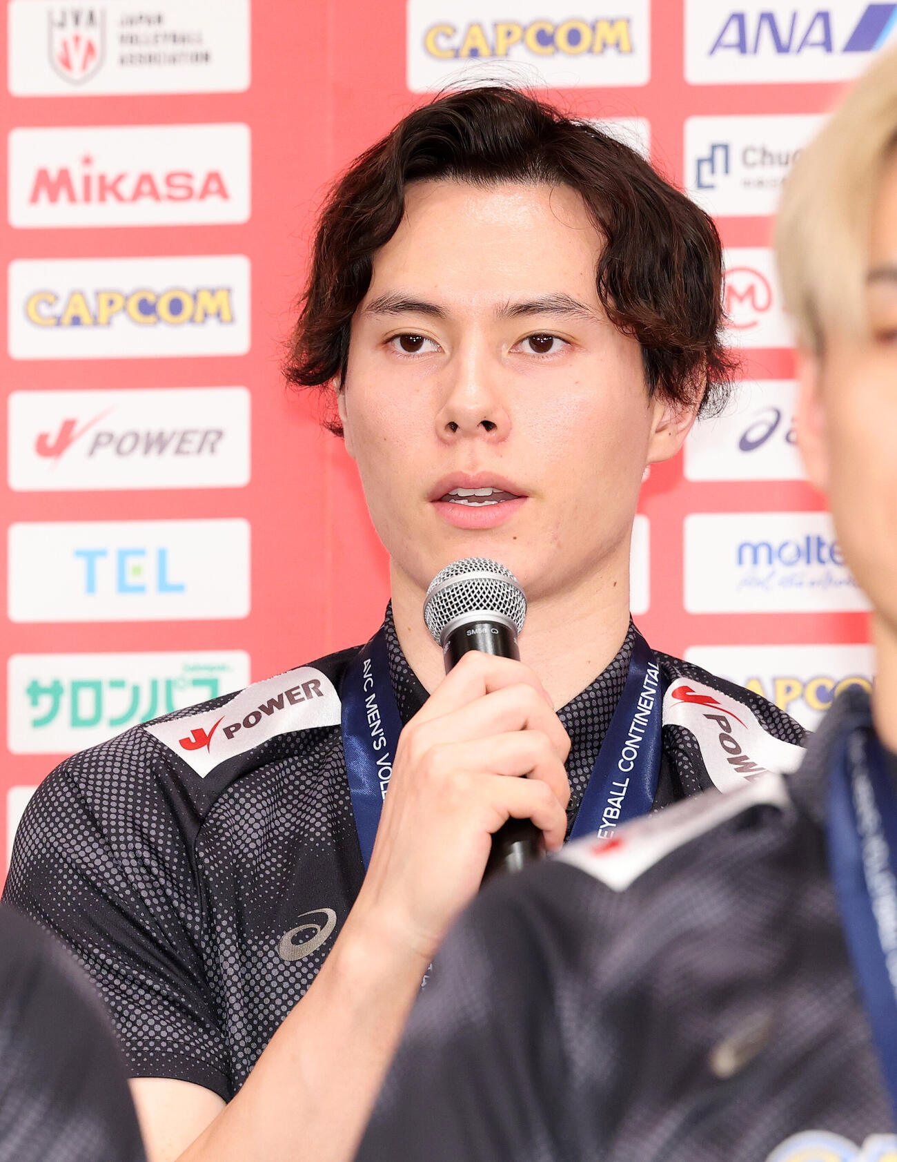 アジア男子バレーボール選手権大会で優勝し会見に臨むバレーボール男子日本代表の高橋藍（撮影・鈴木正人）