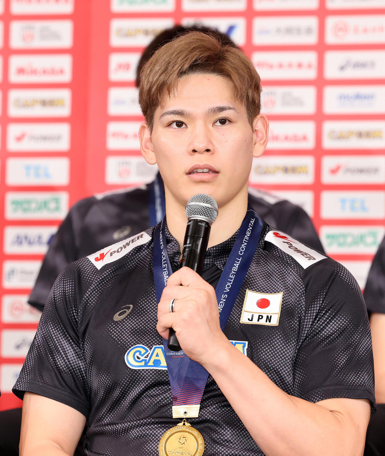 アジア男子バレーボール選手権大会で優勝し会見に臨むバレーボール男子日本代表の西田有志（撮影・鈴木正人）