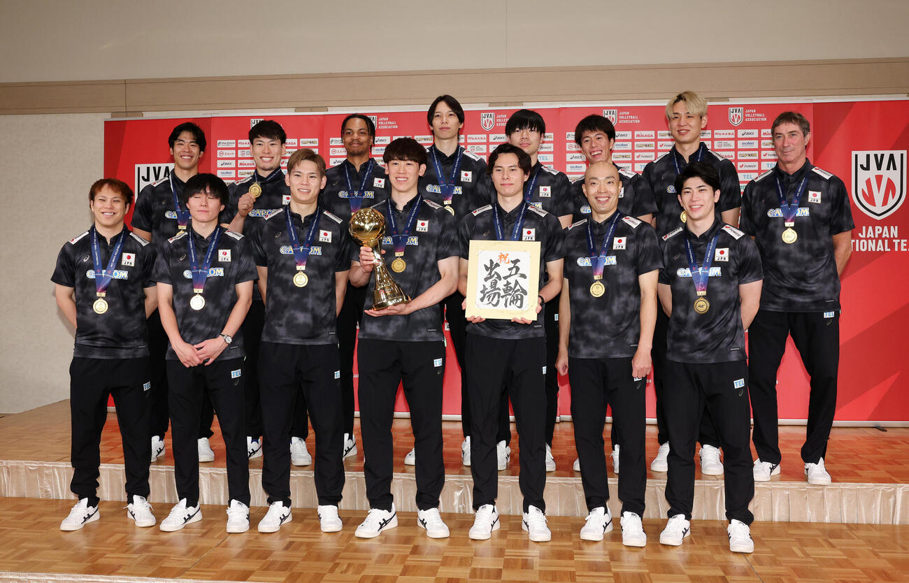写真に納まるバレーボール男子日本代表、前列左から山本智大、小川智大、西田有志、石川祐希、高橋藍、深津英臣、河東祐大、後列左から宮浦健人、西本圭吾、エバデダン・ラリー、山内晶大、大塚達宣、富田将馬、小野寺太志、ロラン・ティリ監督（撮影・鈴木正人）