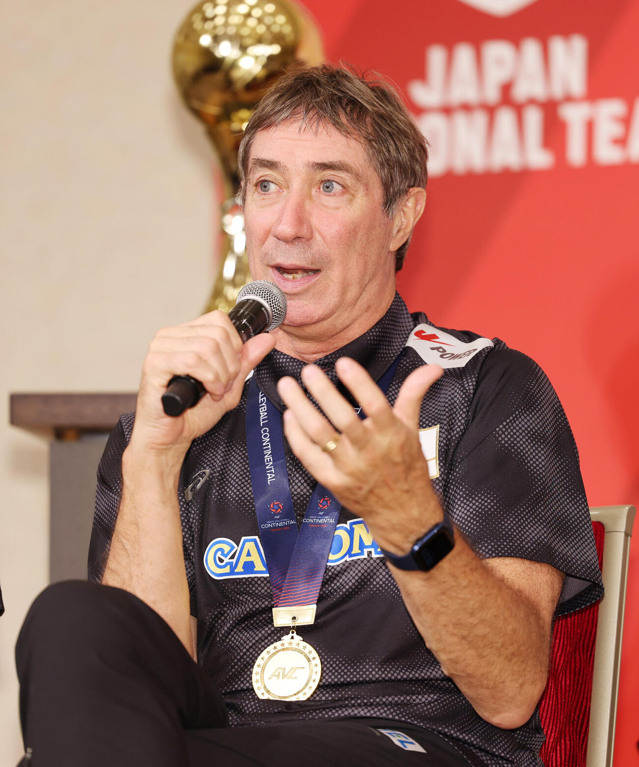 アジア男子バレーボール選手権大会　優勝し会見に臨むバレーボール男子日本代表のロラン・ティリ監督（撮影・鈴木正人）