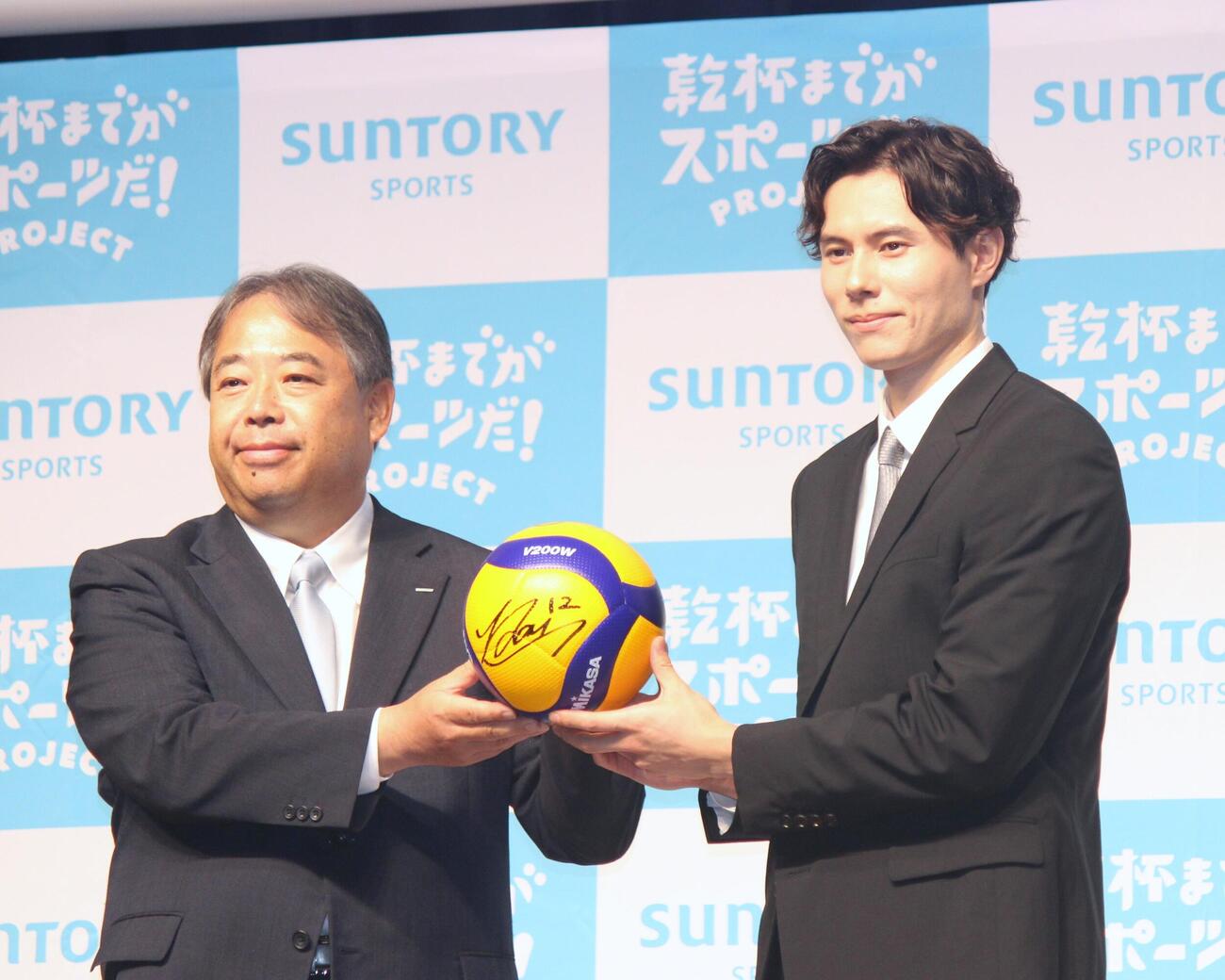サントリースポーツとアンバサダー契約締結を発表した高橋藍。左は森田壮一社長