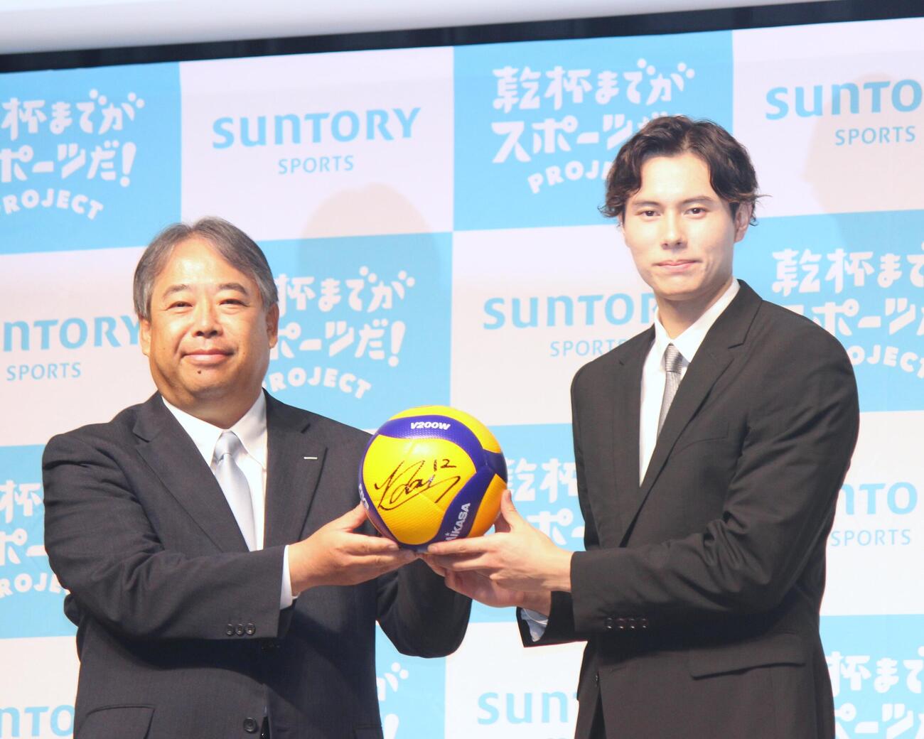 サントリースポーツとアンバサダー契約締結を発表した高橋藍。左は森田壮一社長