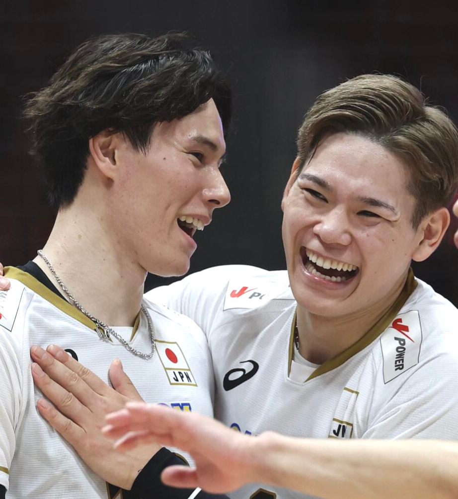高橋藍（左）からのトスでスパイクを決め笑顔を見せる西田有志（2026年9月12日撮影）