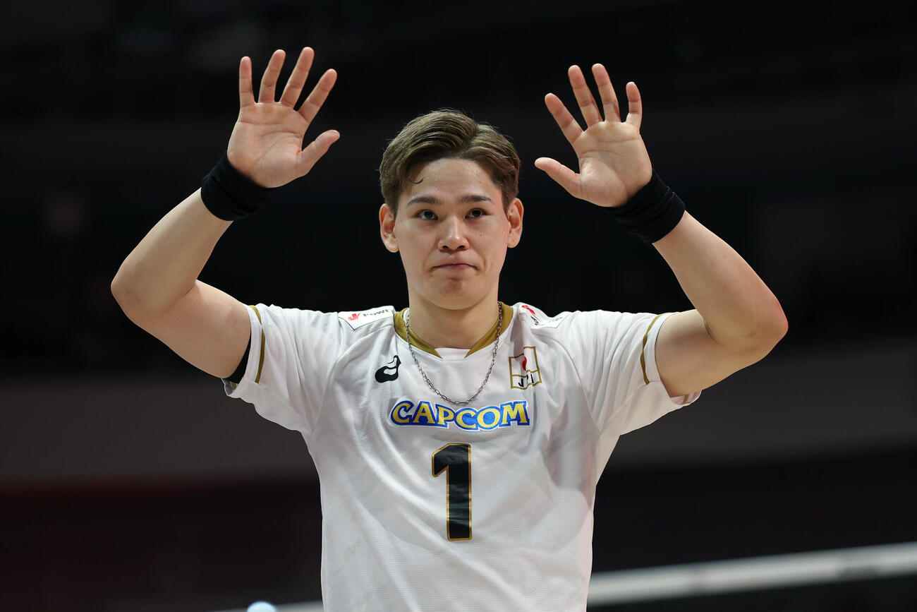 日本対韓国　韓国に勝利し、ファンに手を振りながら引き揚げる西田有志（2026年9月12日撮影）
