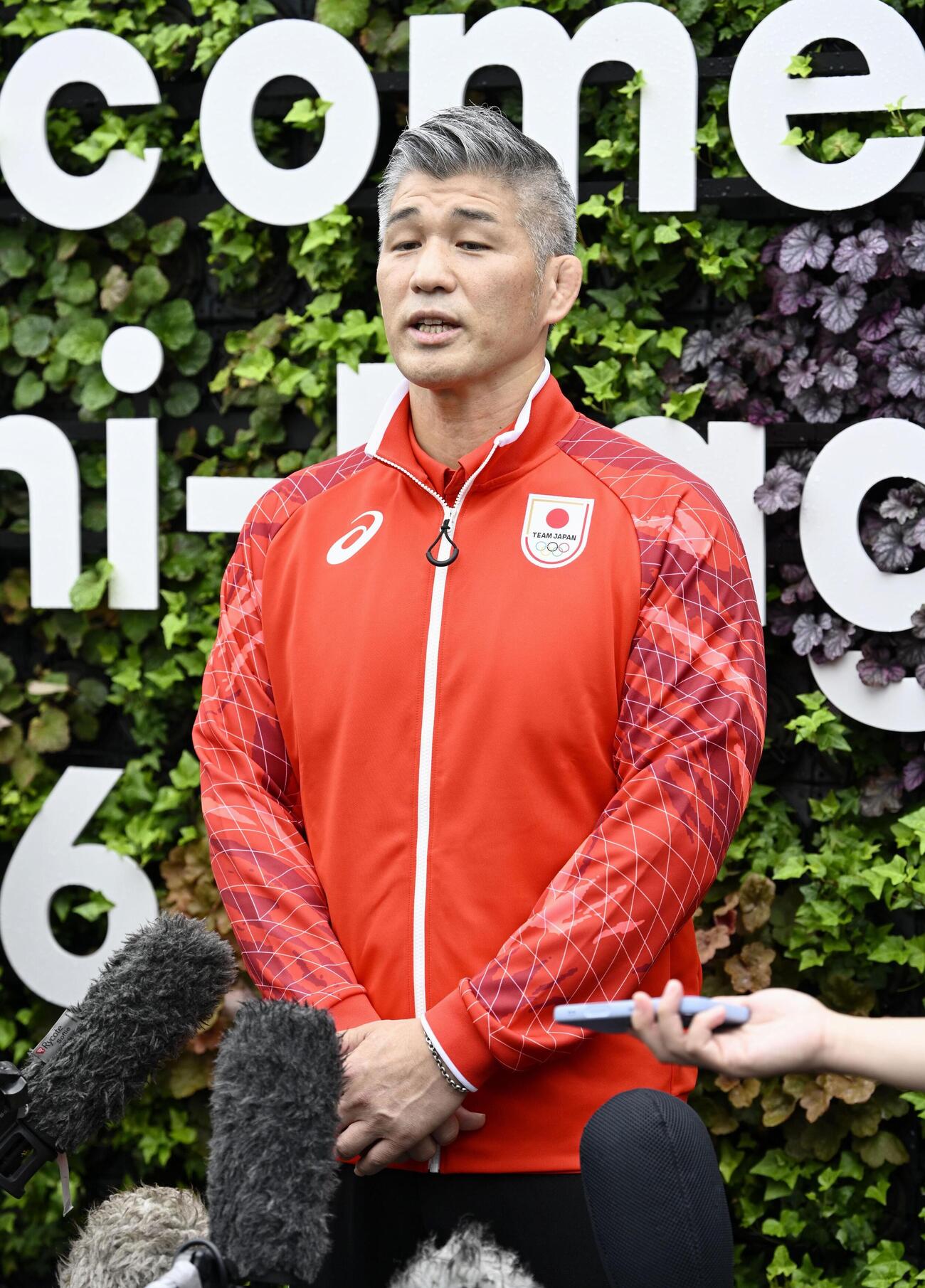 アジア大会の歓迎式典を終え、取材に応じる日本選手団の井上康生団長＝16日午前、名古屋市（共同）