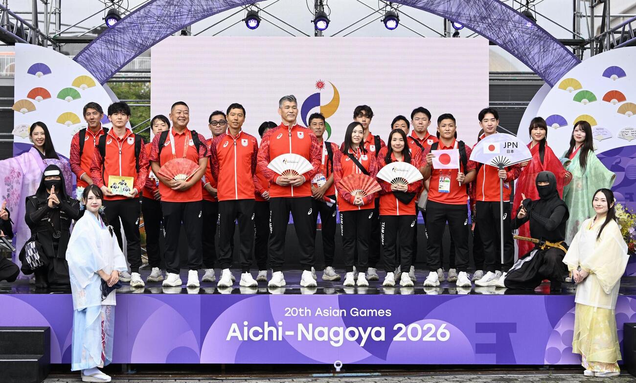 アジア大会の歓迎式典に参加した井上康生団長（前列左から4人目）ら日本選手団＝16日午前、名古屋市（共同）
