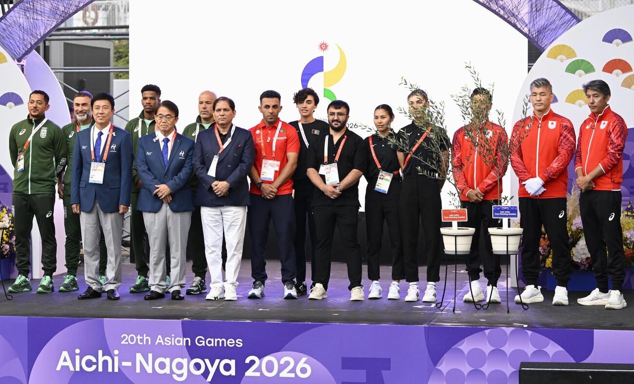 アジア大会の歓迎式典に参加する日本選手団の井上康生団長（右から2人目）ら＝16日午前、名古屋市（共同）