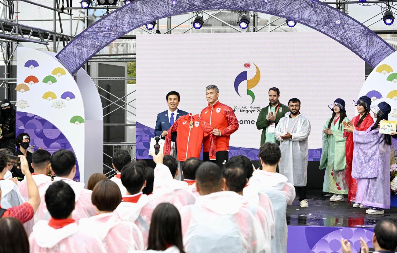 アジア大会の歓迎式典に参加する日本選手団の井上康生団長（左から2人目）＝16日午前、名古屋市（共同）
