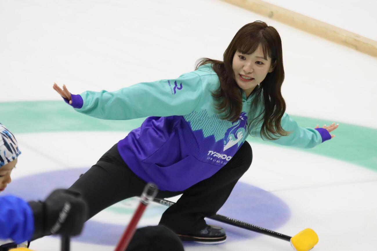 ユニクロドリームプロジェクトカーリング教室で指導する吉田知那美