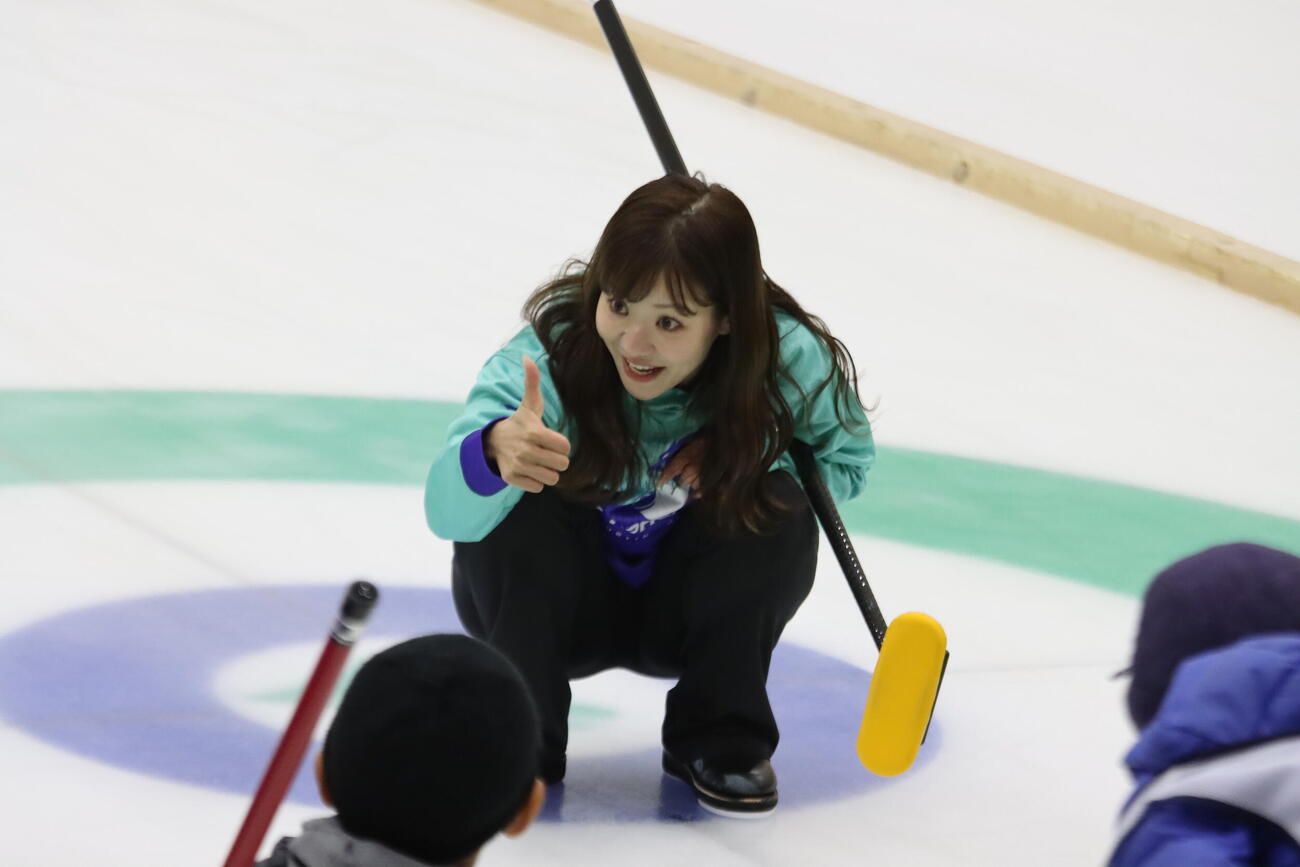 ユニクロドリームプロジェクトカーリング教室で指導する吉田知那美