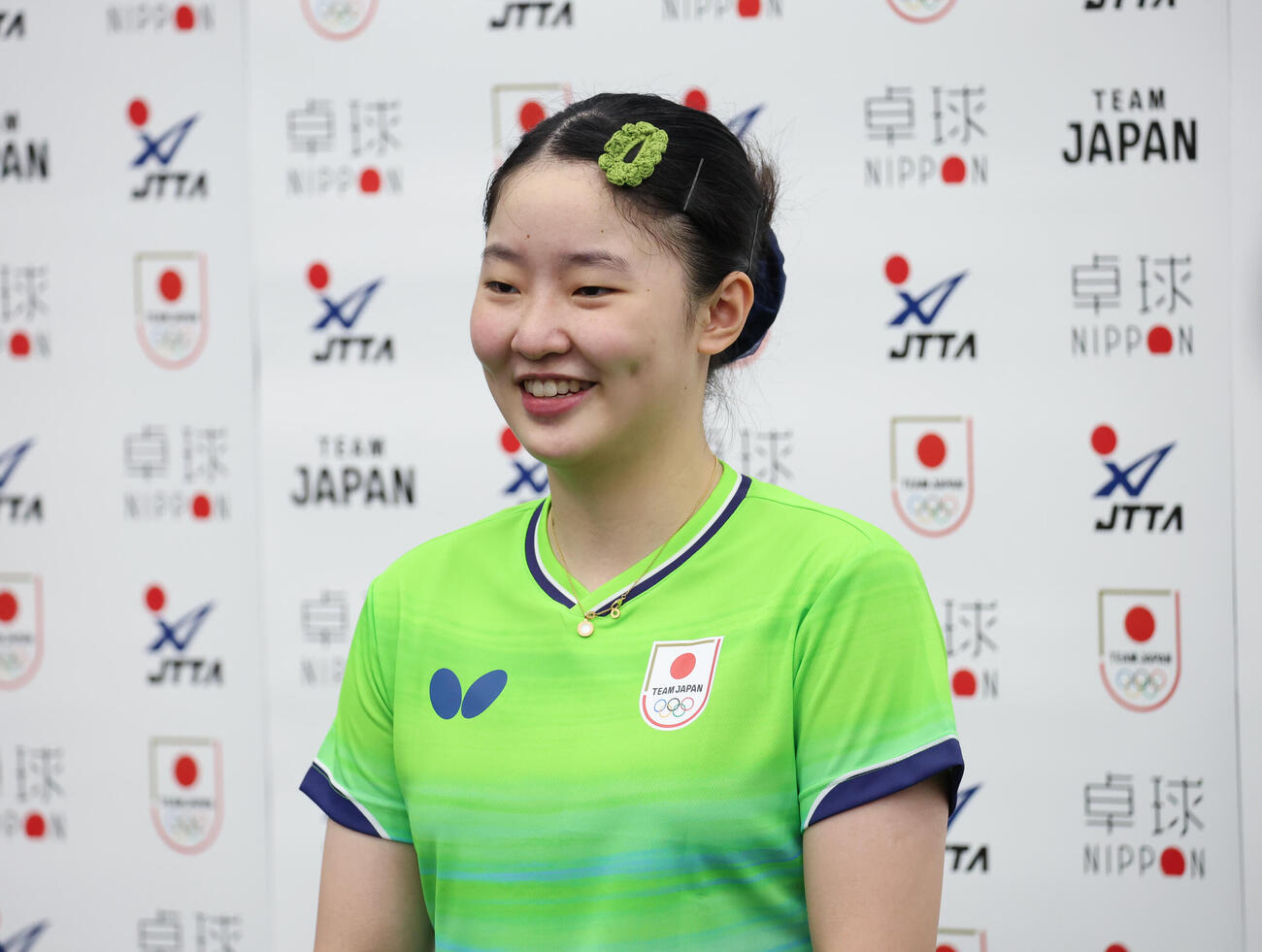 囲み取材に応じる張本美和（撮影・増田悦実）