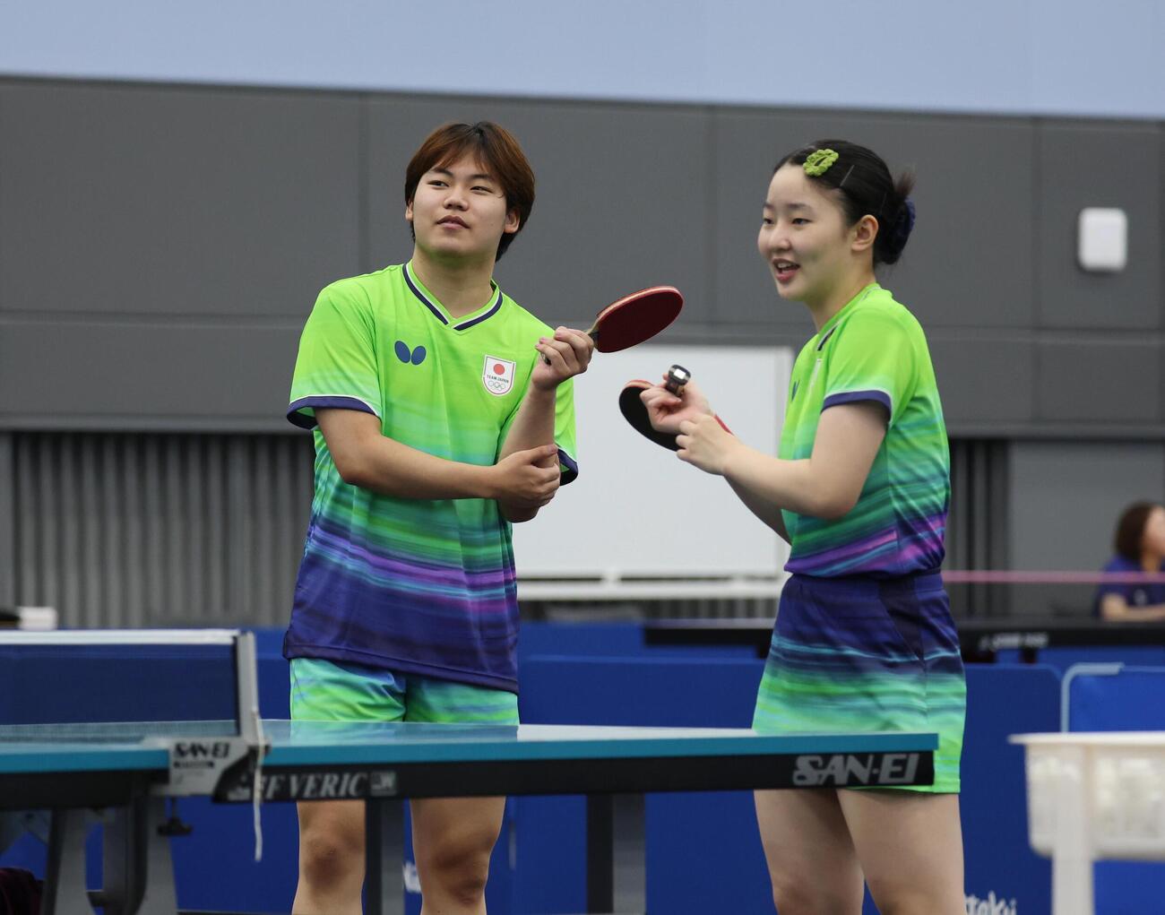 ダブルスの練習をする張本美和（右）と松島輝空（撮影・増田悦実）