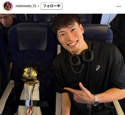 西本圭吾とトロフィー（西本圭吾のインスタグラムから）