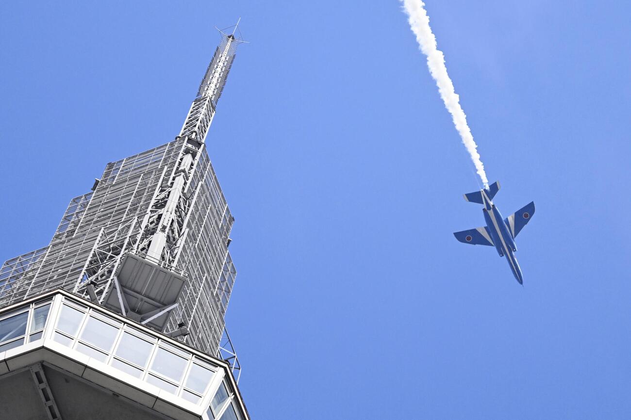 アジア大会を記念し、名古屋テレビ塔の上空を飛行する航空自衛隊の「ブルーインパルス」（共同）