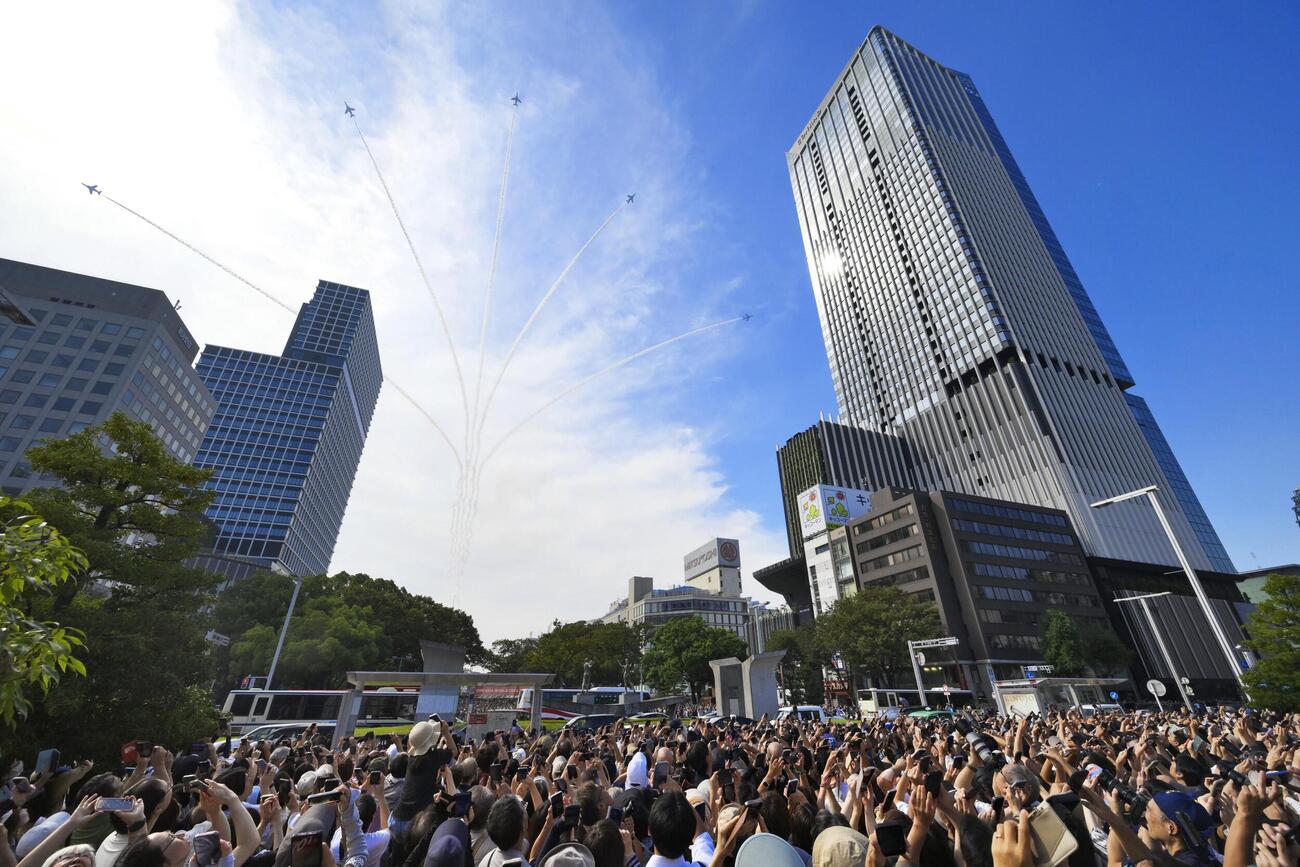アジア大会を記念し、名古屋市上空を飛行する航空自衛隊の「ブルーインパルス」（共同）