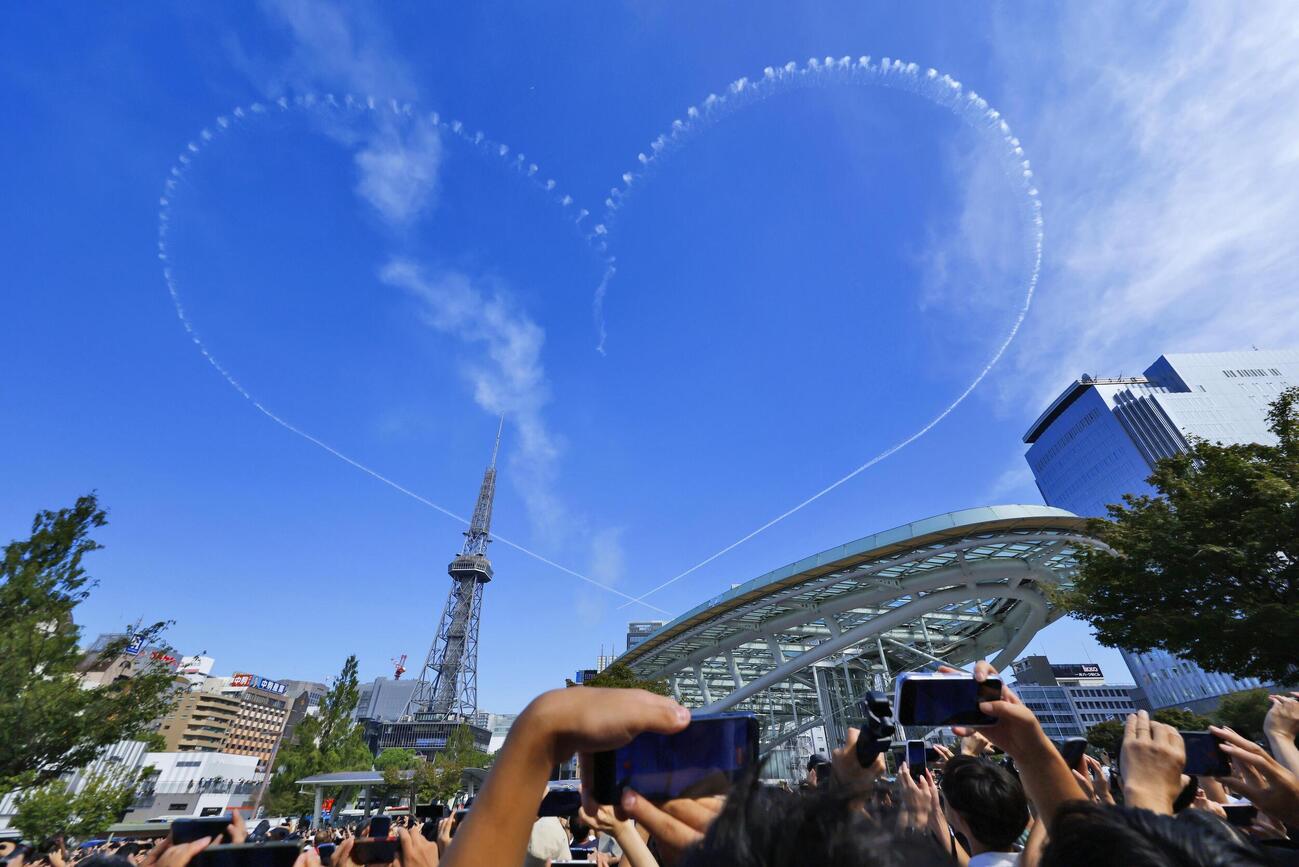 アジア大会を記念し、名古屋市上空に航空自衛隊の「ブルーインパルス」が描いたハートマーク（共同）