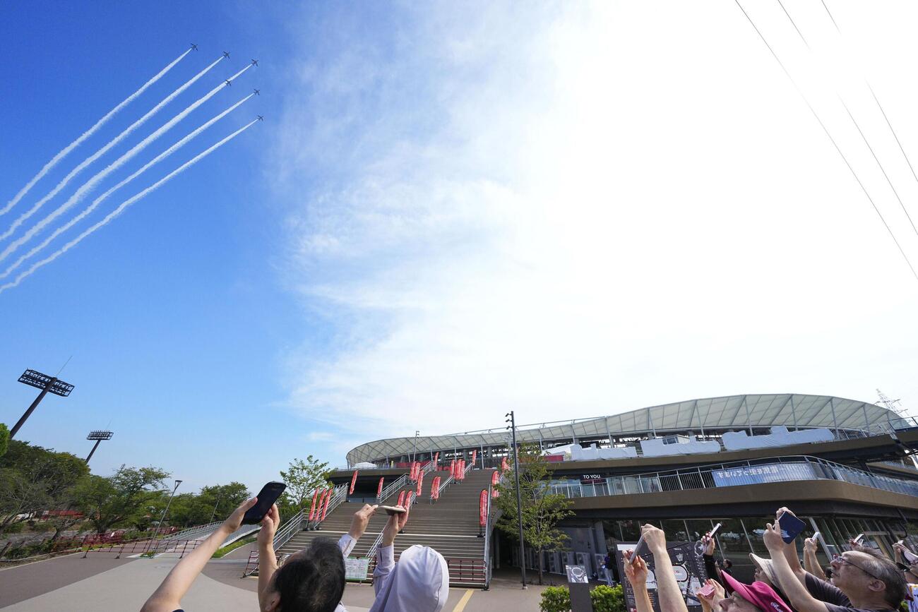 アジア大会を記念し、開会式が行われる名古屋市のパロマ瑞穂スタジアム上空を飛行する航空自衛隊の「ブルーインパルス」（共同）