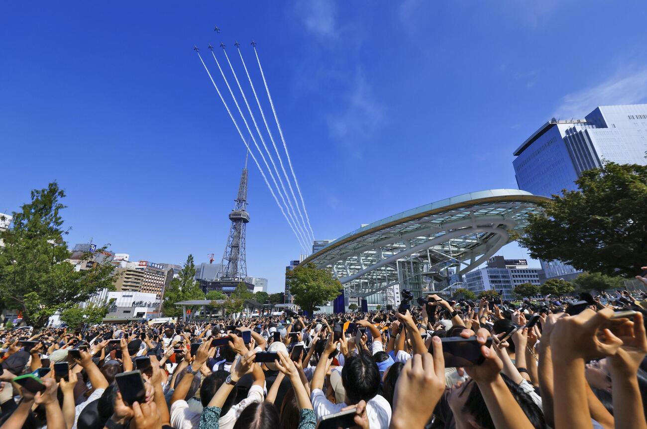 愛知・名古屋アジア大会を記念し、名古屋市上空を飛行する航空自衛隊の「ブルーインパルス」（共同）