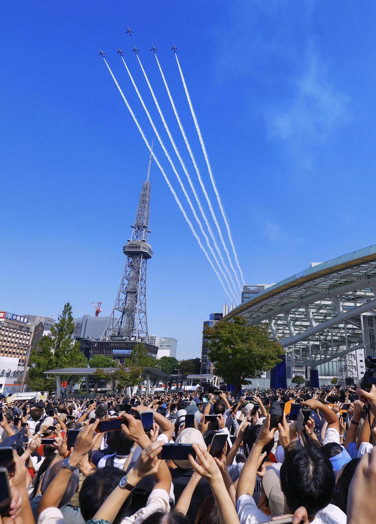アジア大会を記念し、名古屋市上空を飛行する航空自衛隊の「ブルーインパルス」（共同）