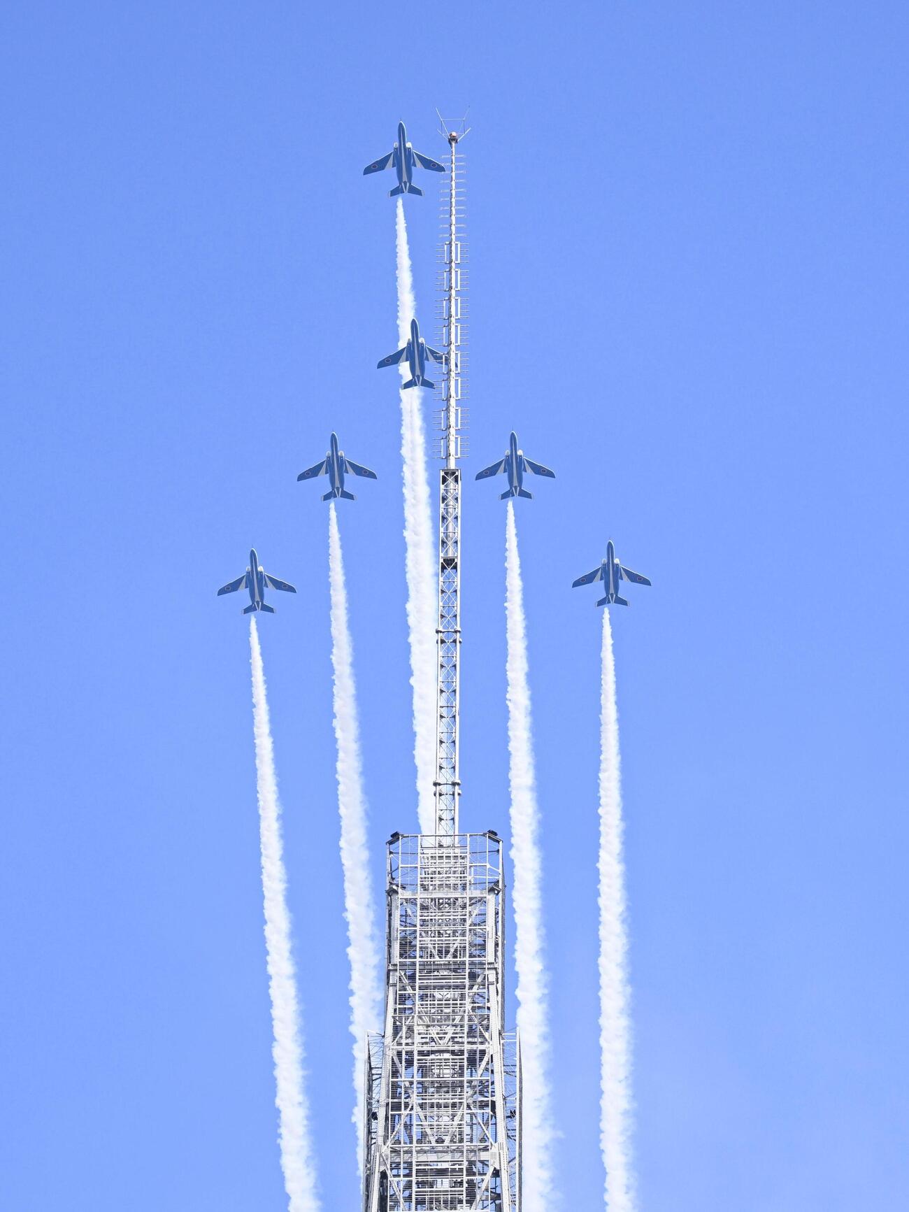 アジア大会を記念し、名古屋テレビ塔の上空を飛行する航空自衛隊の「ブルーインパルス」（共同）