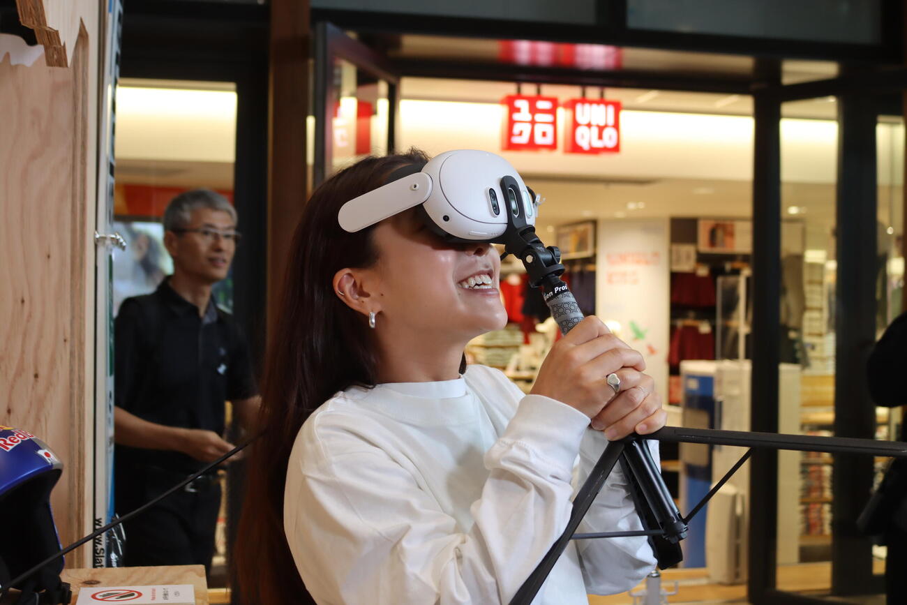 VRを体験する高梨沙羅