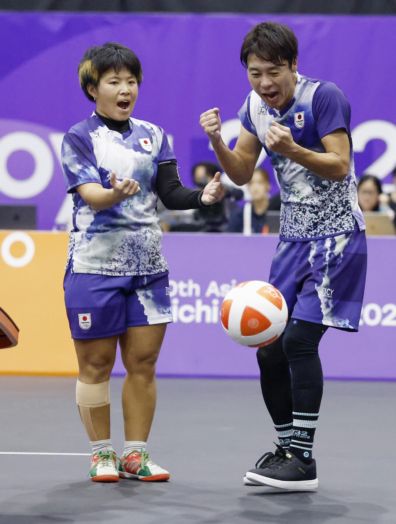 混合ダブルス準決勝でイラクペアからポイントを奪い、喜ぶ早稲昭範（右）、坂本唯那組＝名古屋市東SC（共同）