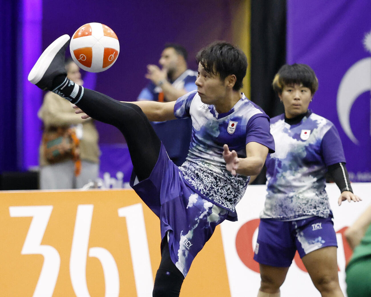 混合ダブルス準決勝でイラクペアと対戦する早稲昭範（手前）、坂本唯那組＝名古屋市東SC（共同）