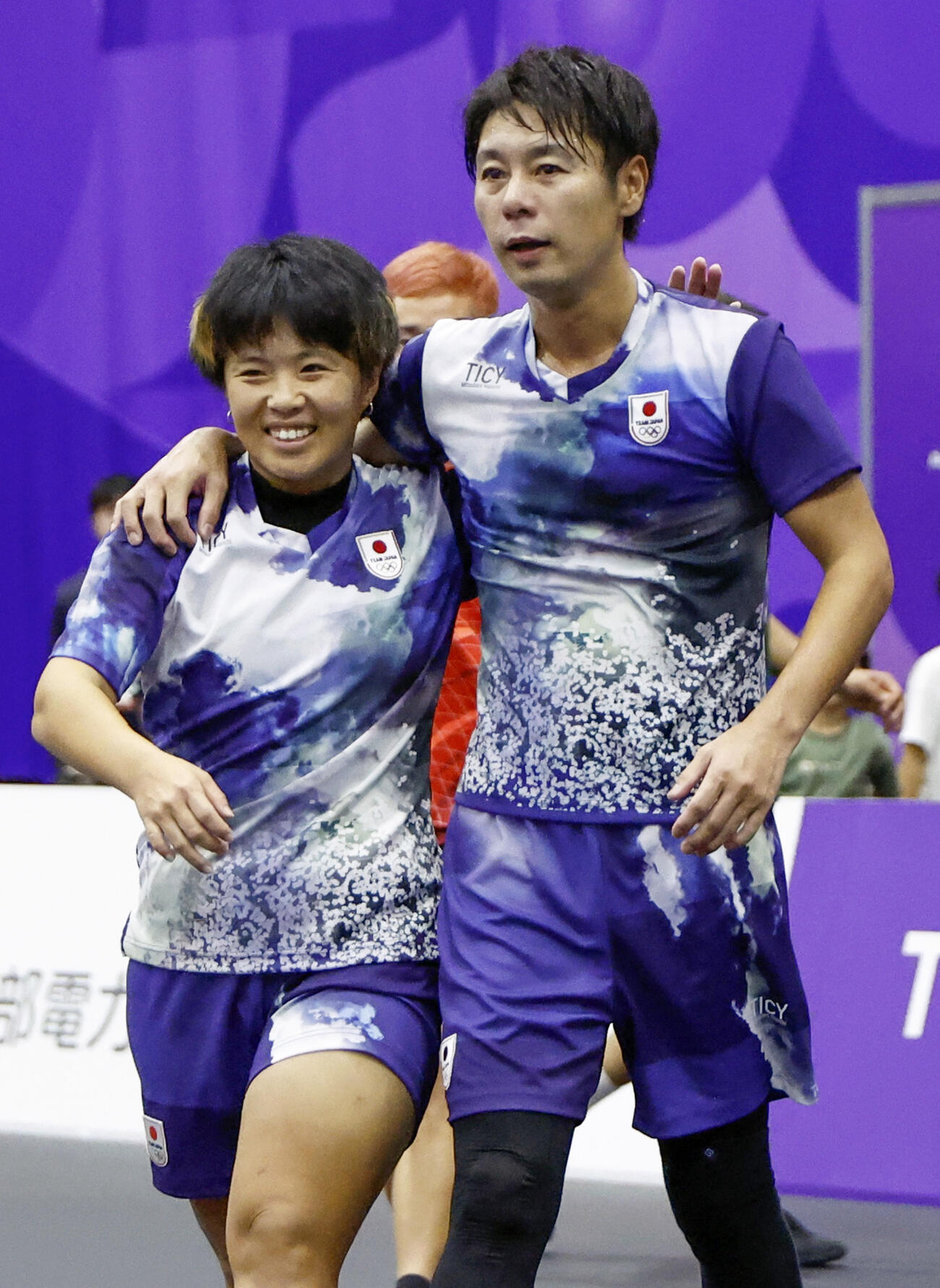 混合ダブルス準決勝でイラクペアに勝利し、喜ぶ早稲昭範（右）、坂本唯那組＝名古屋市東SC（共同）
