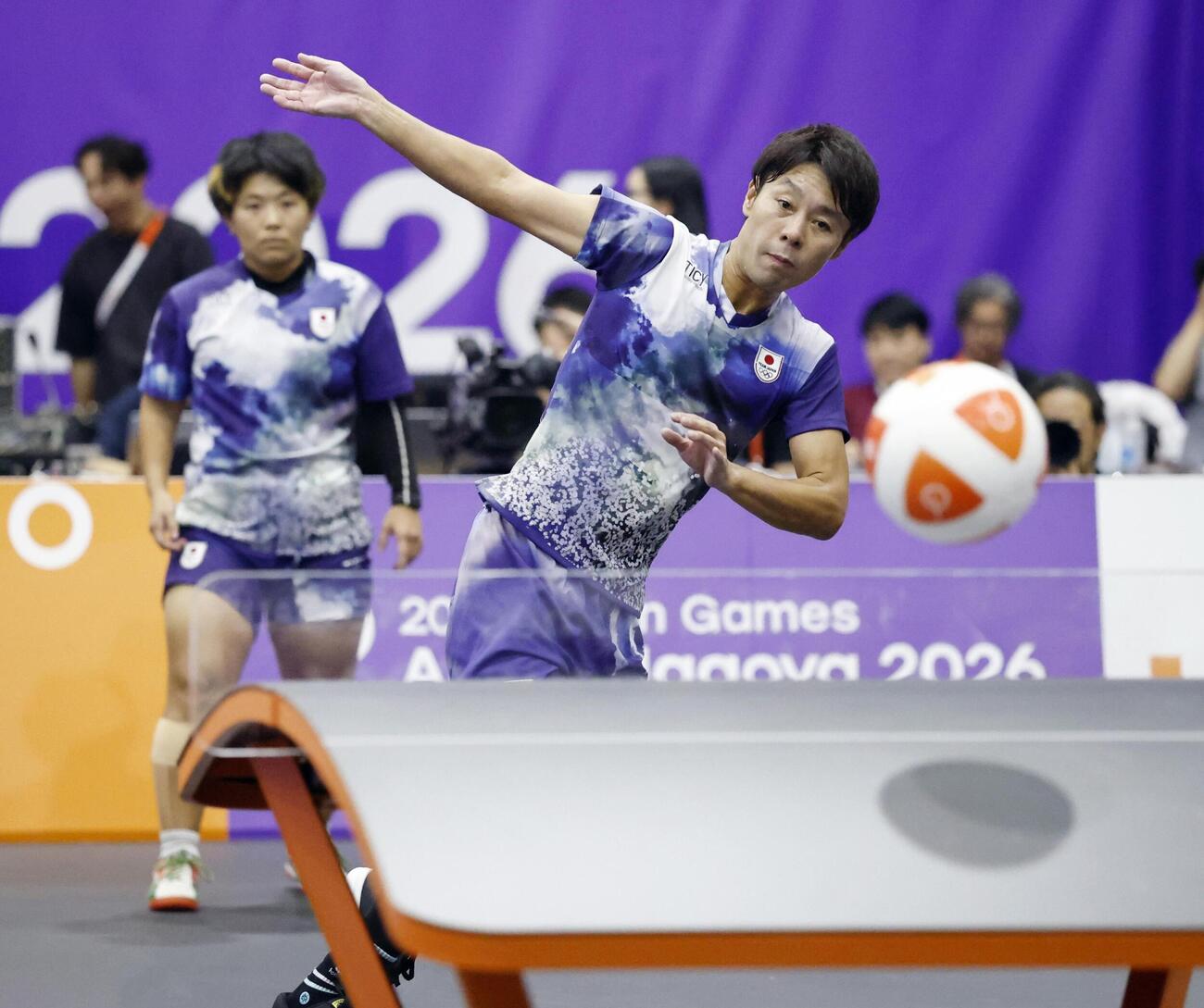 混合ダブルス準決勝でイラクペアと対戦する早稲昭範（右）、坂本唯那組＝名古屋市東SC（共同）