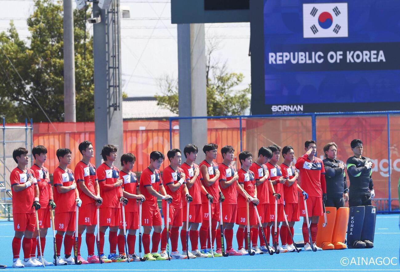 ホッケー男子1次リーグのバングラデシュ戦に臨む韓国選手たち＝18日、岐阜県の川崎重工ホッケースタジアム（C）AINAGOC