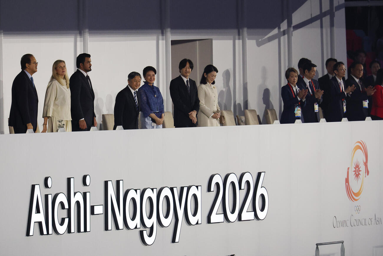 愛知・名古屋アジア大会の開会式に入場される天皇、皇后両陛下と秋篠宮ご夫妻（撮影・宮地輝）