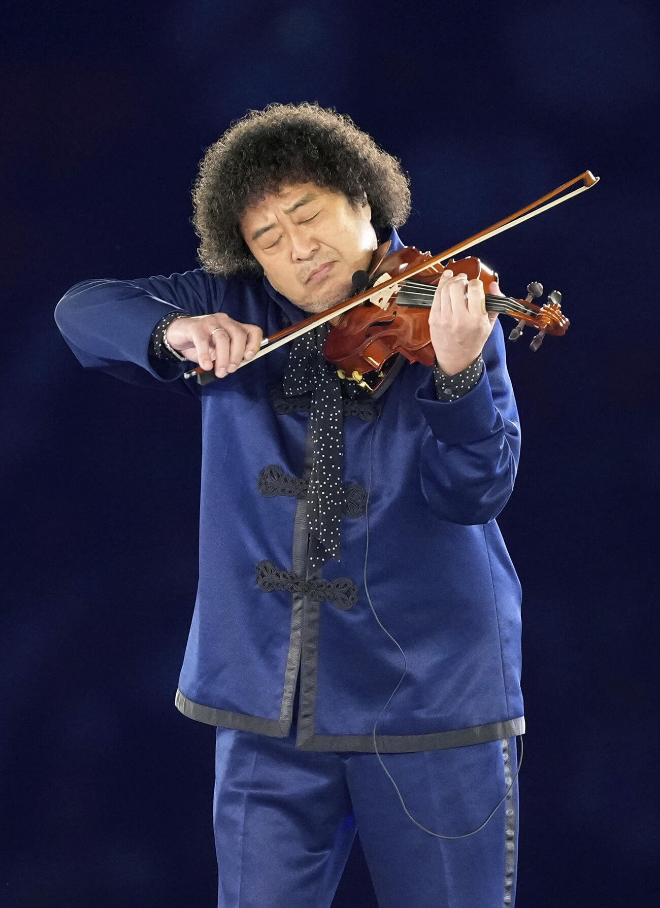 開会式で演奏する葉加瀬太郎さん＝19日、パロマ瑞穂スタジアム（共同）