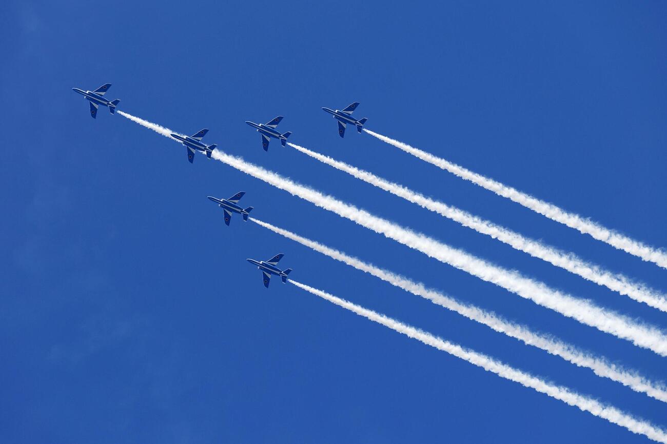 アジア大会を記念し、名古屋市上空を飛行する航空自衛隊の「ブルーインパルス」（共同）