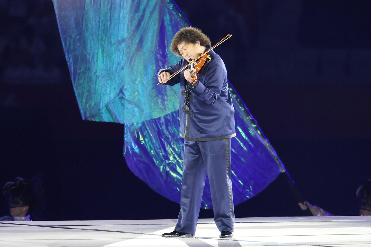 愛知・名古屋アジア大会の開会式で演奏する葉加瀬太郎（撮影・宮地輝）