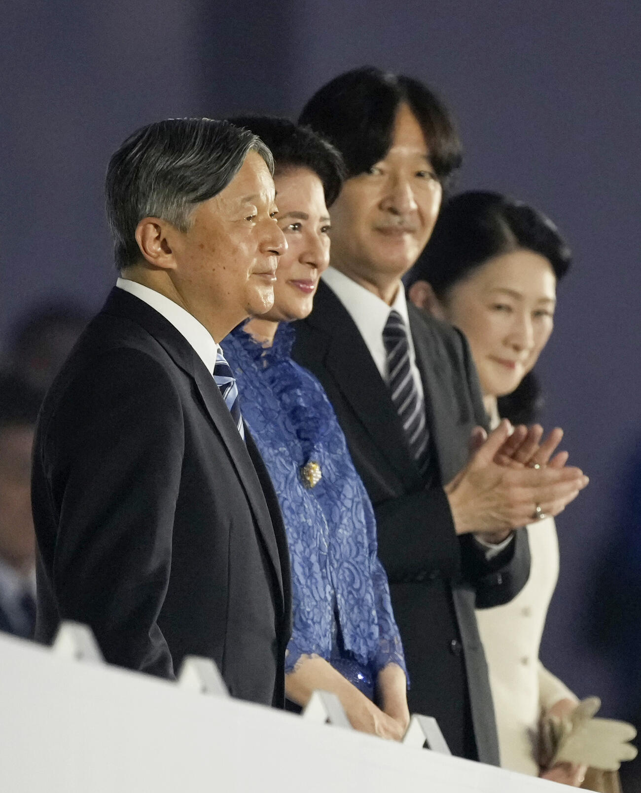 開会式に出席された天皇、皇后両陛下と秋篠宮ご夫妻＝19日、パロマ瑞穂スタジアム（共同）