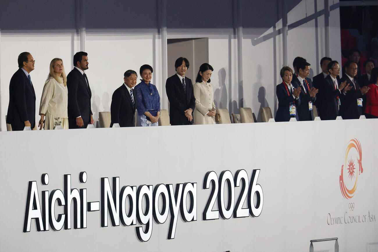 愛知・名古屋アジア大会の開会式に入場される天皇、皇后両陛下と秋篠宮ご夫妻（撮影・宮地輝）