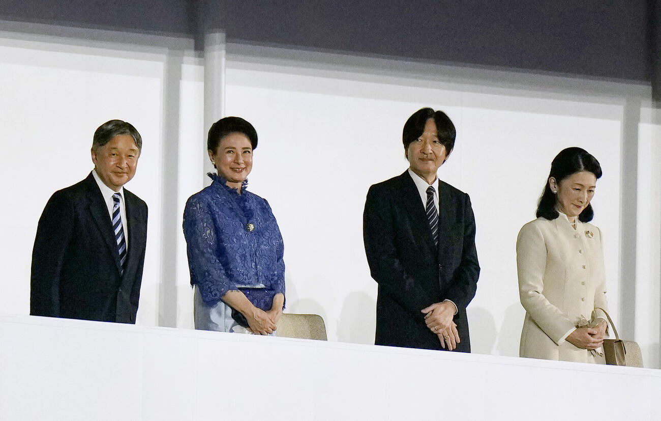 開会式に出席された天皇、皇后両陛下と秋篠宮ご夫妻＝19日、パロマ瑞穂スタジアム（共同）