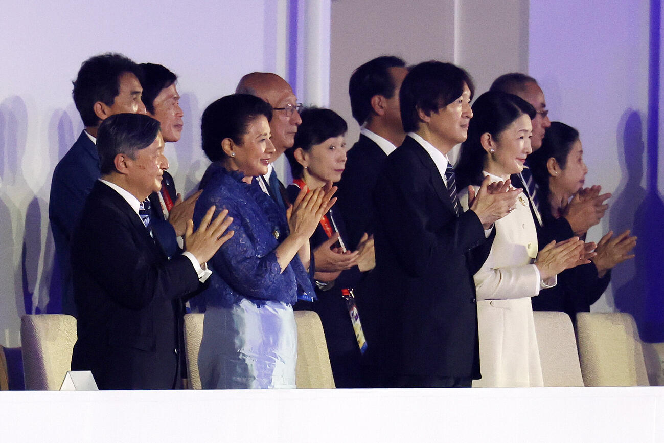 愛知・名古屋アジア大会の開会式で入場する選手たちを拍手で迎えられる天皇、皇后両陛下と秋篠宮ご夫妻（撮影・宮地輝）