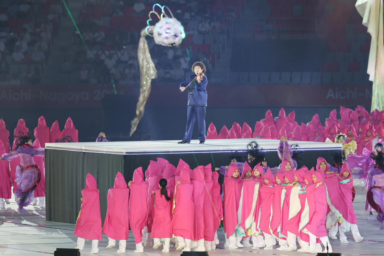 愛知・名古屋アジア大会の開会式で演奏する葉加瀬太郎（撮影・宮地輝）
