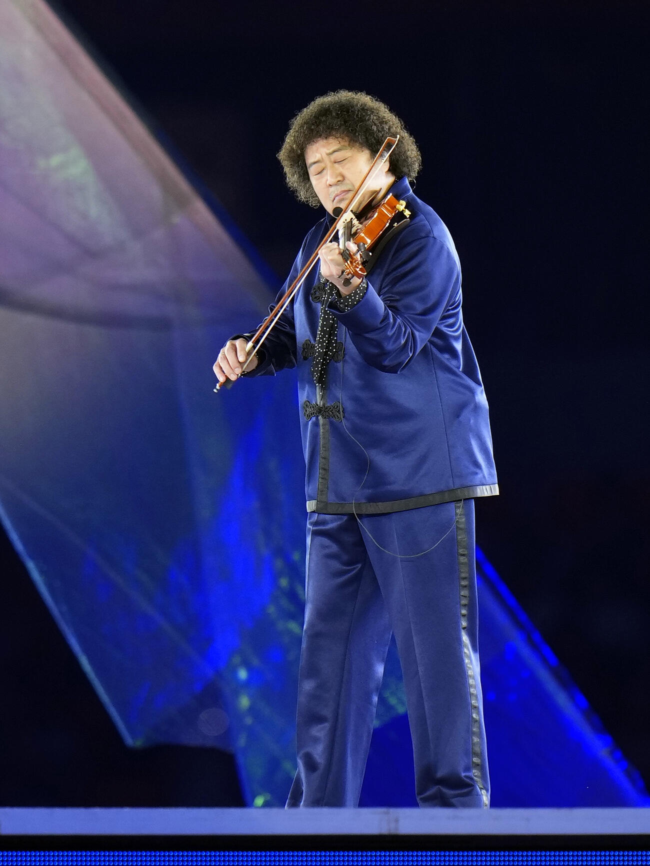 開会式で演奏する葉加瀬太郎さん＝19日、パロマ瑞穂スタジアム