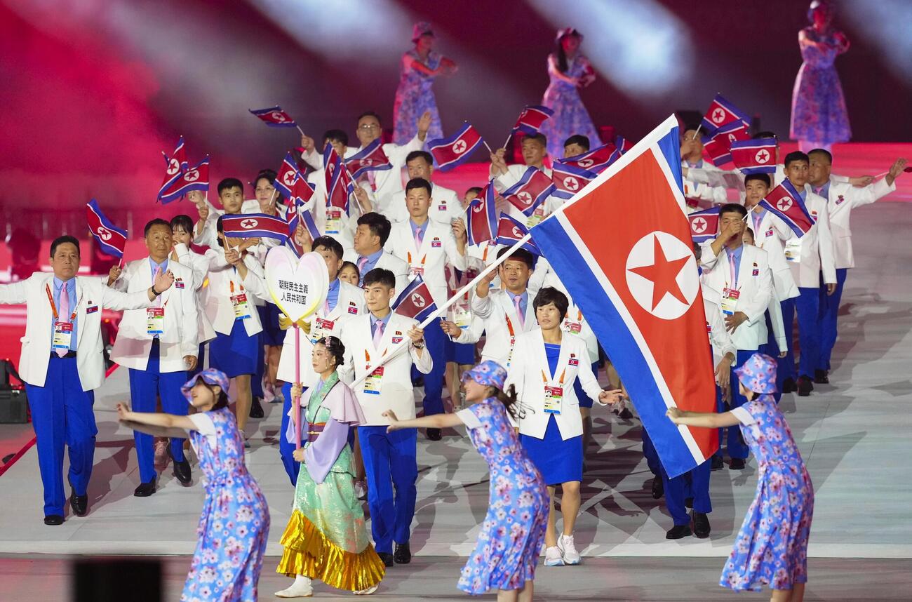 入場行進する北朝鮮選手団＝19日、パロマ瑞穂スタジアム（共同）