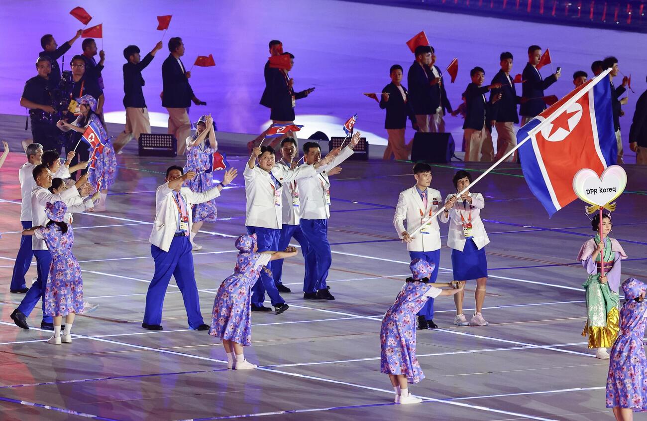 入場行進する北朝鮮選手団＝19日、パロマ瑞穂スタジアム（共同）