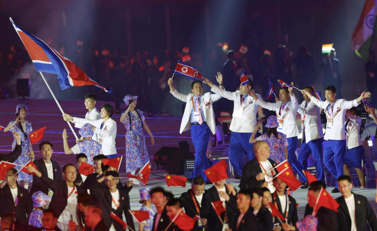 入場行進する北朝鮮選手団＝19日、パロマ瑞穂スタジアム（共同）