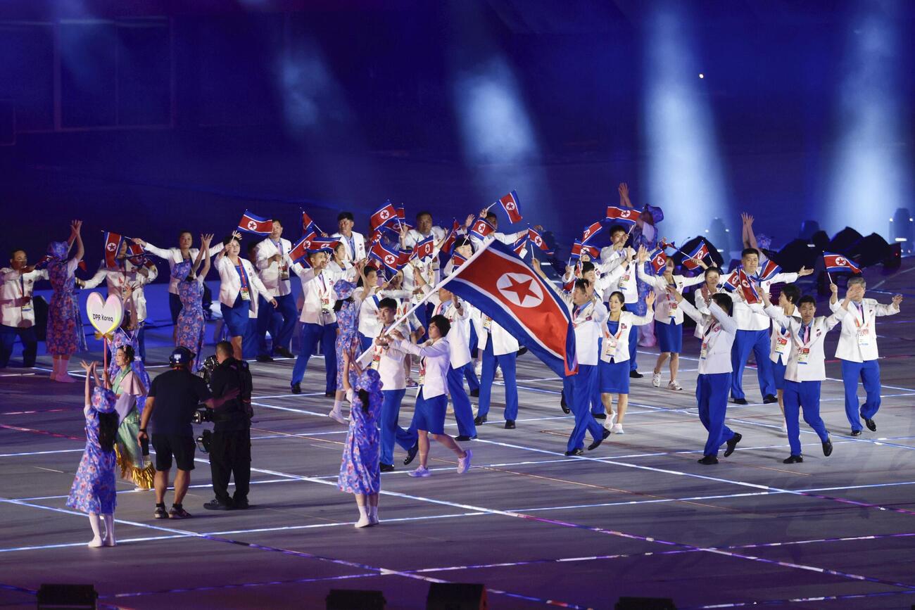 入場行進する北朝鮮選手団＝19日、パロマ瑞穂スタジアム（共同）