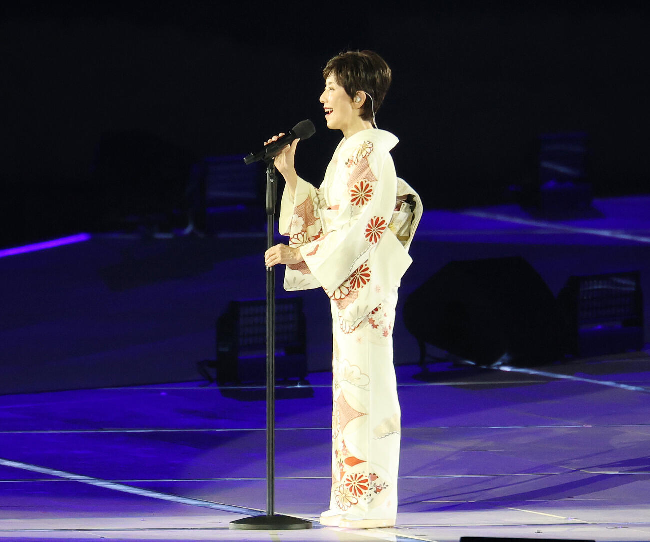 愛知・名古屋アジア大会の開会式で君が代を独唱する戸田恵子（撮影・宮地輝）