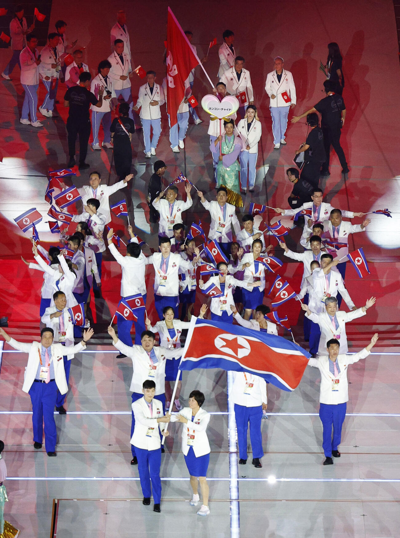 開会式で入場行進する北朝鮮選手団＝19日、パロマ瑞穂スタジアム（共同）