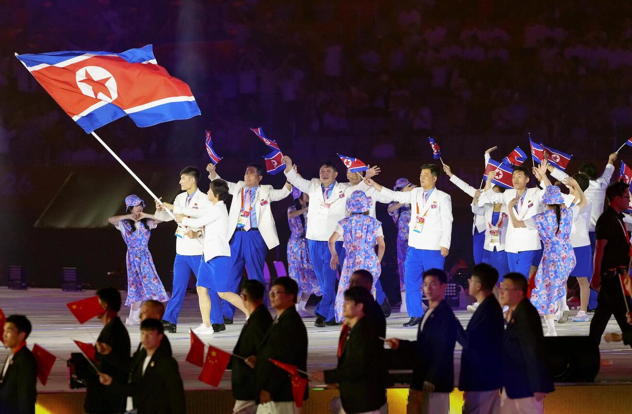 入場行進する北朝鮮選手団＝19日、パロマ瑞穂スタジアム（共同）