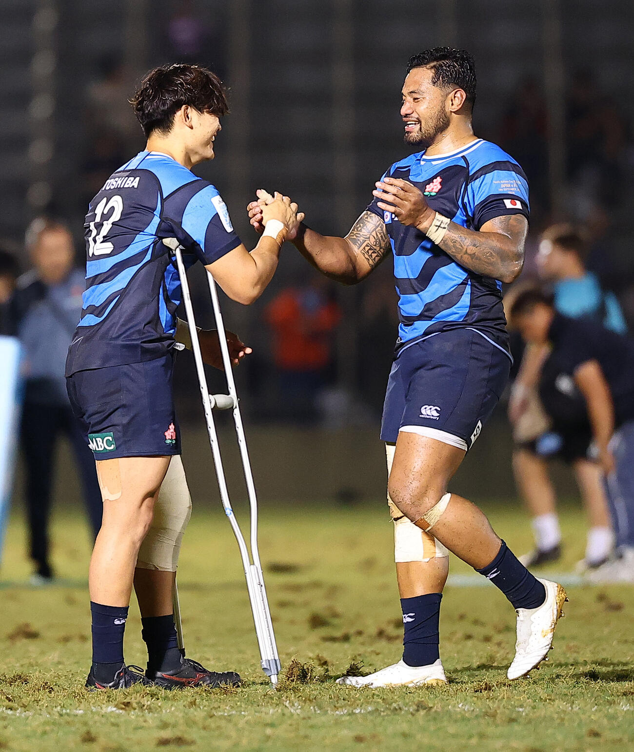 フィジー対日本　負傷交代した日本CTB広瀬雄也（左）はCTBサミソニ・トゥアと優勝を喜びあう（撮影・野上伸悟）