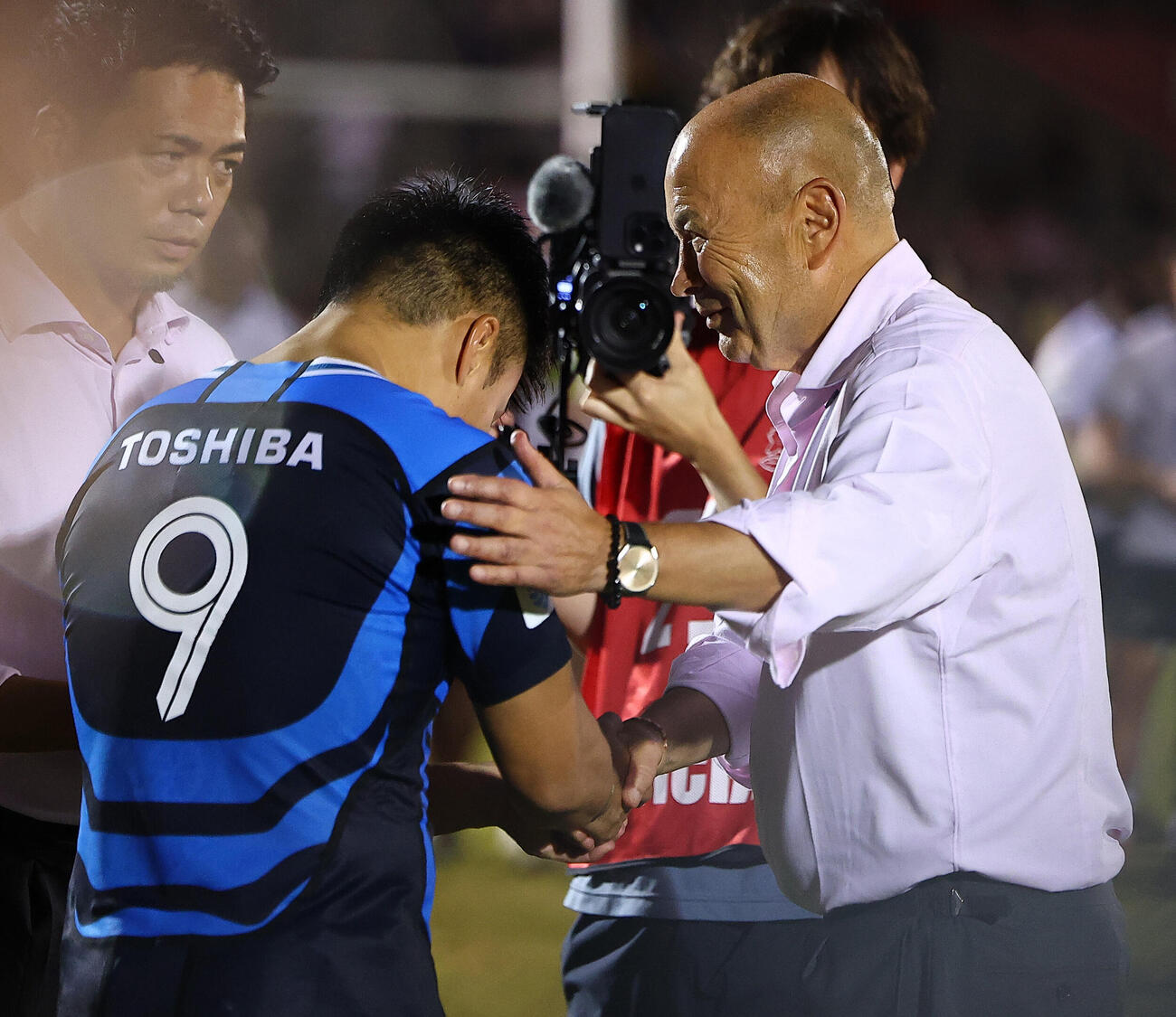 フィジー対日本　優勝しSH斎藤直人と喜ぶ日本エディー・ジョーンズHC（撮影・野上伸悟）